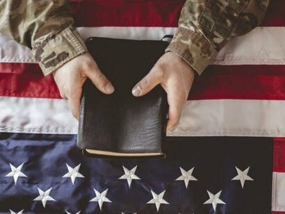 Soldado lê a Bíblia. A semiótica, para quem não está familiarizado, é uma forma de linguagem universal que se manifesta por meio de símbolos. Não é necessário escrever a expressão "risco de morte" se você vir uma caveira com dois ossos cruzados na porta de uma instalação qualquer. A imagem, o símbolo, já transmite a mensagem. No cinema, a ausência de rosto e a falta de expressões em um grupo de personagens, em contraste com a expressividade do outro, é uma forma potente de simbolismo. Ela cria uma divisão clara entre o "nós" e o "eles", onde o "eles" é destituído de humanidade