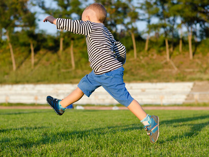 Niño corriendo en el parque