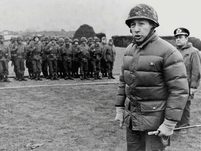El general del ejército argentino Mario Benjamín Menéndez, se dirige a sus tropas en Darwin, el 25 de mayo de 1982, durante la Guerra de las Malvinas