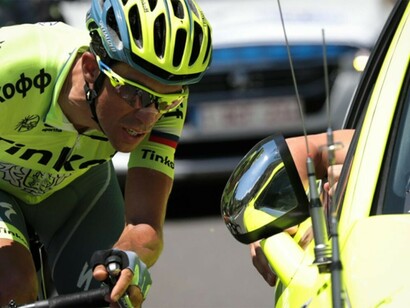 Alberto Contador hablando con su director de equipo