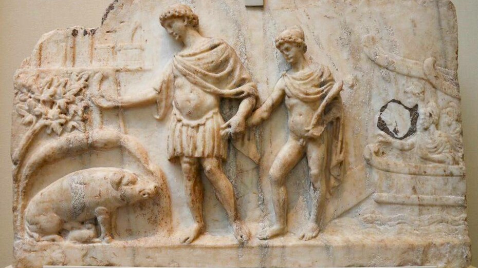 Bassorilievo romano raffigurante l'arrivo di Enea e dei suoi compagni troiani in Italia, realizzato nel 140-150 circa. Enea sbarca sulle coste del Lazio con i suoi compagni. Dietro di lui c'è il figlio Ascanio. A sinistra c'è la scrofa che gli dice di fondare la sua città a Roma. British Museum, Londra, UK