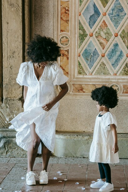 Me emocionei porque sinto que por meio de minhas filhas nunca deixarei de existir. Assim, como minha mãe, minha avó e minhas antepassadas que bravamente construíram os caminhos para que minha alma aqui chegasse