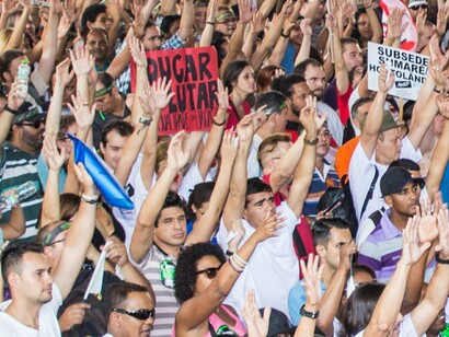 Manifestação dos professores estaduais de São Paulo por melhorias nas condições de trabalho em 2015. Educar para a paz, para o respeito da dignidade da pessoa humana são valores essenciais de uma sociedade que respeite os valores essenciais de uma sociedade pluralista, diversa, mas respeitosa com as diferenças e procurando valorizar aquilo que nos une enquanto ideal de uma sociedade em que as desigualdade sociais não sejam tão gritantes