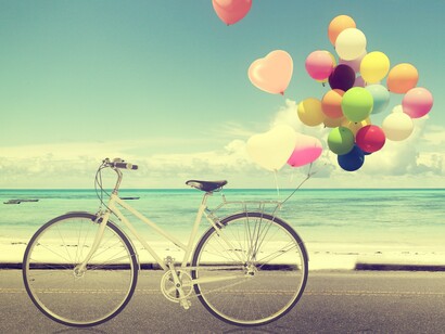 Una bicicleta decorada con globos