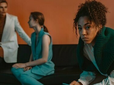 No ambiente corporativo contemporâneo, isso se traduz em sobreperformance compulsória. Pessoas negras frequentemente internalizam a necessidade de produzir mais, falar melhor, estudar mais, entregar além do escopo. Não por ambição isolada, mas por sobrevivência simbólica e material