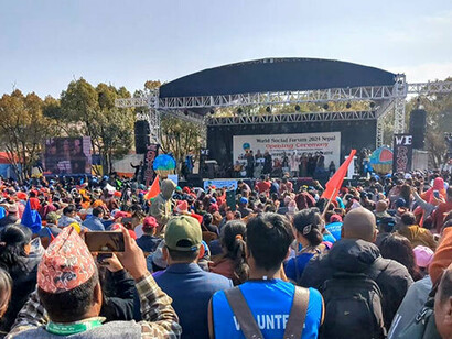  Su reconocimiento de las posibilidades -no, de las alternativas ya existentes- de ver, vivir y pensar de otro modo cambió con el desarrollo del Foro Social Mundial, en el que Santos fue una figura central. Boaventura de Sousa Santos, Foro Social Mundial: Manual de uso. Icaria. p. 272. ISBN 9788474268256, 2005