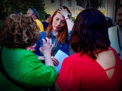Francisca Solar dialoga con sus lectoras durante el acto del 8 de diciembre de 2025, Santiago, Chile
