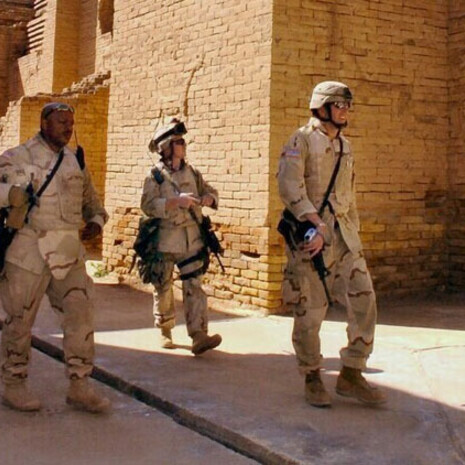 Ejército estadounidense entre las ruinas de Babilonia, Irak