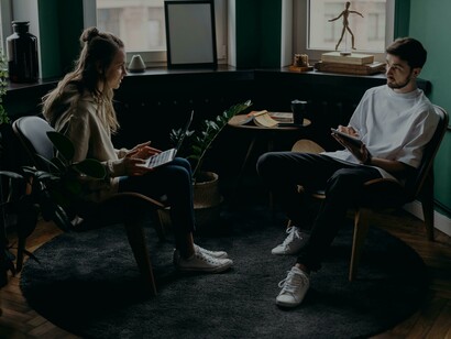 O conceito de amizade vem sendo substituído por networking, priorizando interesses profissionais sobre relações pessoais