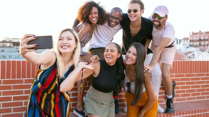 Grupo de amigos tira selfie 