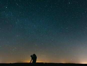 Pessoa observa céu estrelado com telescópio. O conhecimento empírico, baseado na experiência direta, pode apontar questões práticas ou fenômenos ainda não explorados cientificamente. Esse entendimento empírico serve como base para que o conhecimento acadêmico: formule hipóteses, investigue causas e proponha soluções com embasamento teórico