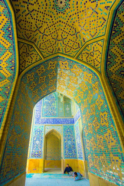 A Escola Chahār Bāgh, ou Escola Shah, é uma mesquita dos séculos 17-18 em Isfahan, Irão