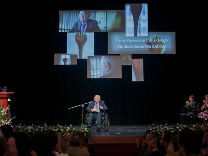 Juan Jaramillo en la ceremonia de entrega del Premio Magón el pasado lunes 22 de mayo en el  Teatro Nacional de Costa Rica. Fotografía de Roberto Carlos Sánchez