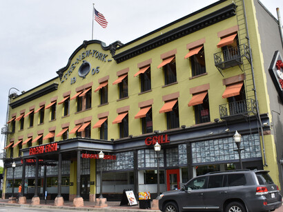 Un vecino de Nueva York, un ciudadano normal que entendió que siempre hay argucias para salirse con la suya y bien que lo hizo. Pagó una noche de hotel y se quedó viviendo allí durante cinco años por el módico precio de 200, 65 dólares (el coste de la primera noche