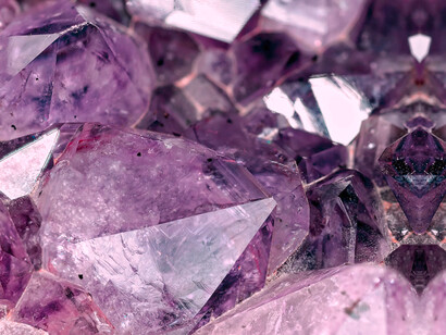 La amatista es un mineral de origen magmático. Se forma en filones con soluciones ricas en óxidos de hierro, que le dan su color morado característico a temperaturas inferiores a los 300 °C