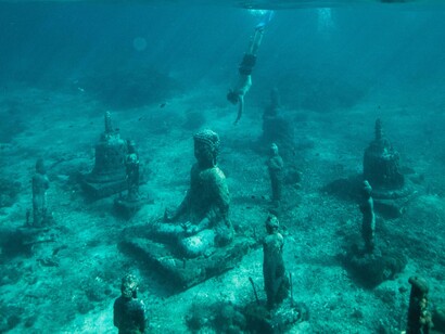 Figuras de Buda bajo las aguas en la isla de Nusa Lembongan