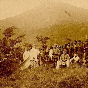 Kapitein G.C.E. van Daalen, geheel links in de hangmat, bij Goudberg met rechts van hem een brigade Marechaussee en hun dragers, 1898. Courtesy of M HKA 