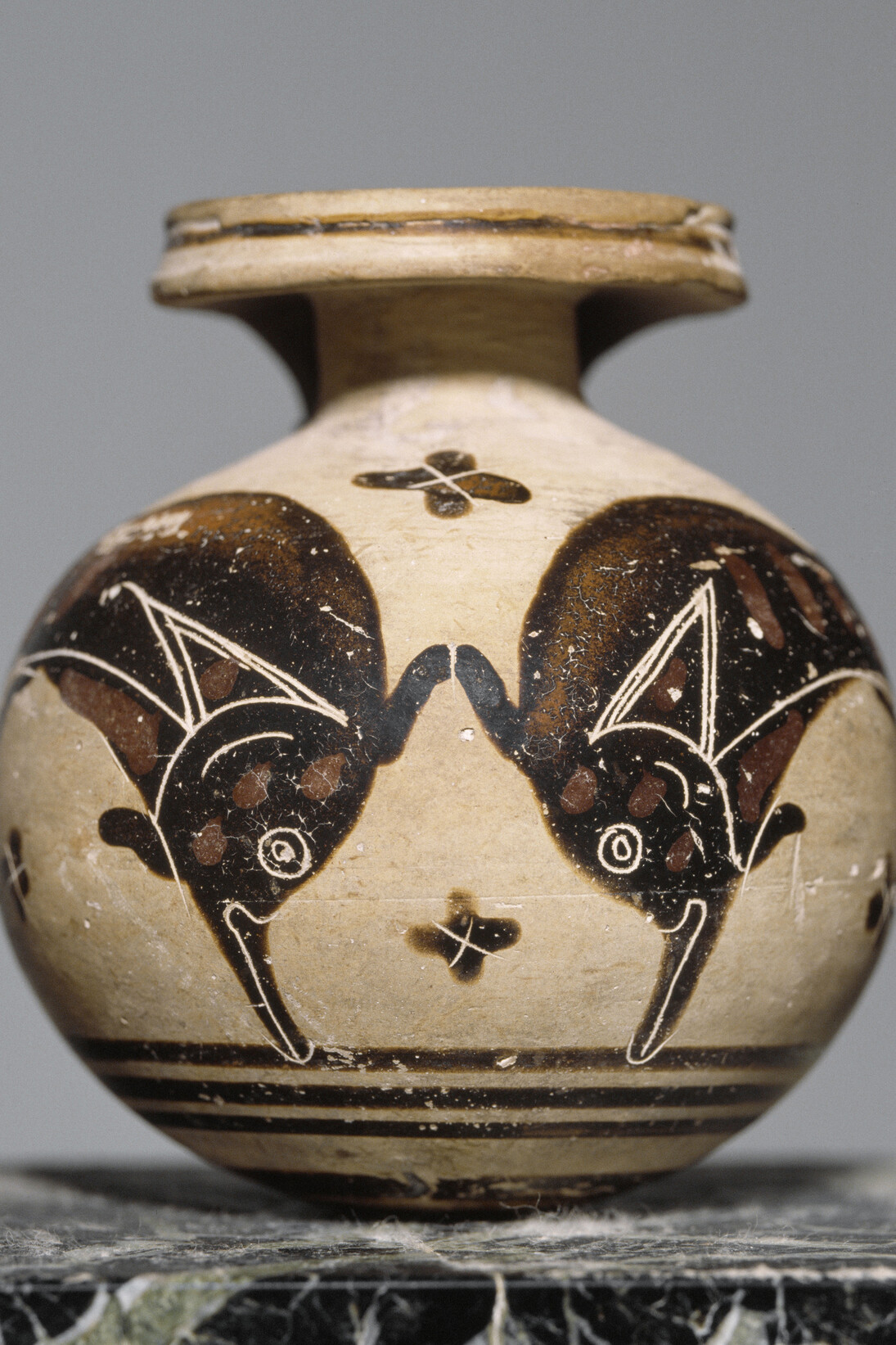 Aryballe globulaire à figures noires - deux dauphins affrontés, Argile, h. 7,1 ; d.max. 6,4 cm, Découverte : Camiros/ production : Corinthe 570-550 av. J.-C.
Acquisition Salzmann, 1864, Paris, musée du Louvre, département des AGER © RMN-Grand Palais (musée du Louvre) / Hervé Lewandowski