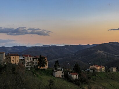 Il toponimo Burano, è caratteristico di molte parti d'Italia, e sta ad indicare, come altri, un'origine di tipo climatica e riferita al vento che in inverno viene dal nord. Gli abitati di Caibelli, in particolare lungo una costa della Serra di Burano; Caicambiucci, ph di Riccardo Martinelli