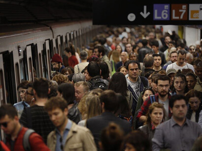 Aglomeraciones en el transporte público de Barcelona, España