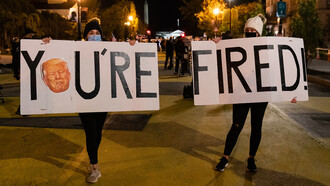 Ciudadanas estadounidenses informan a Donald Trump que ha sido «despedido» de la presidencia