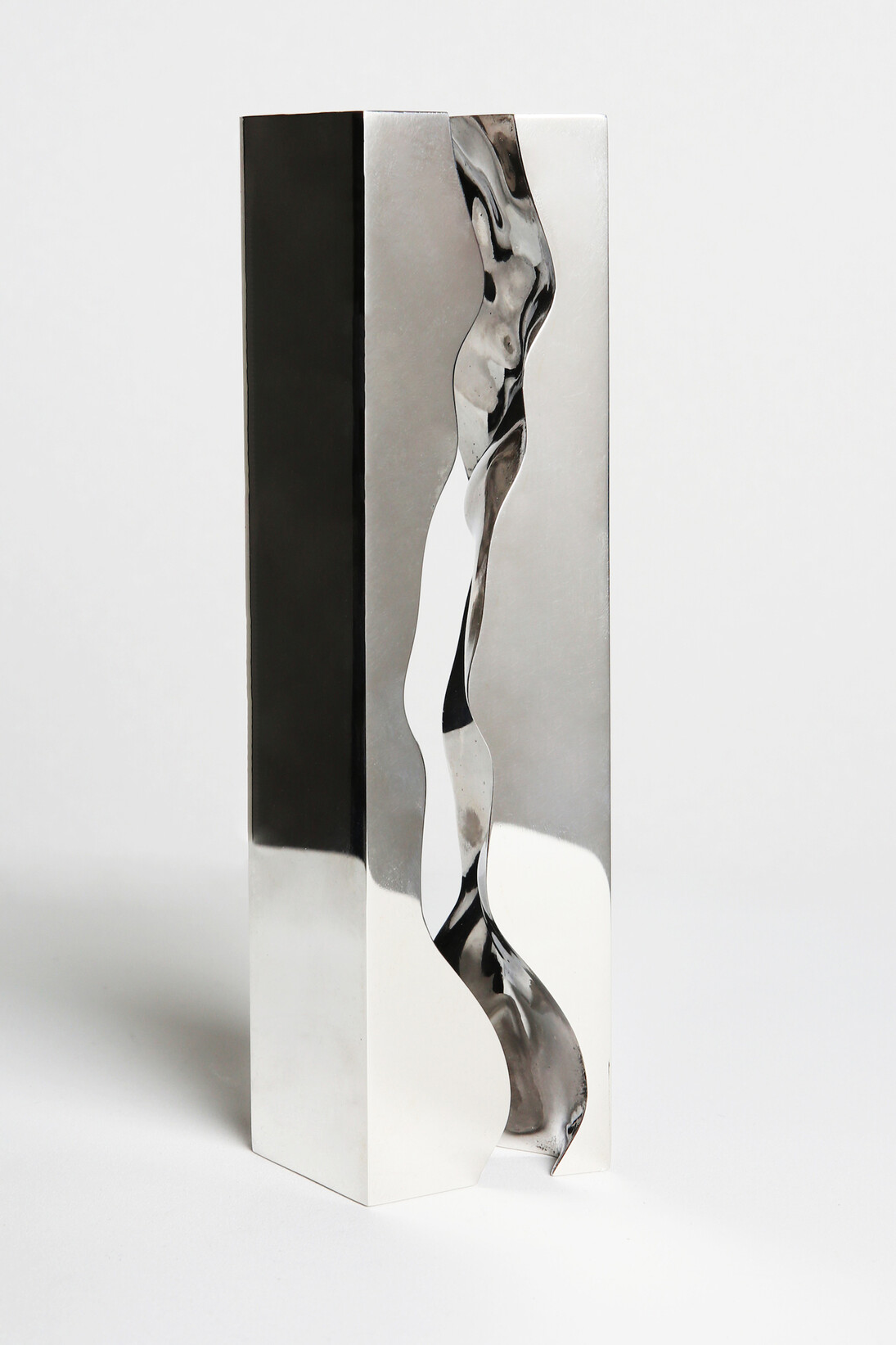Daniel Chadwick, Marry Me, 2008, Fabricated
sterling silver, 36mm
x
30mm
x
163mm
(high) ©
Daniel
Chadwick.
Photo:
Paulina
Korobkiewicz,
courtesy
Dadiani
Fine
Art
