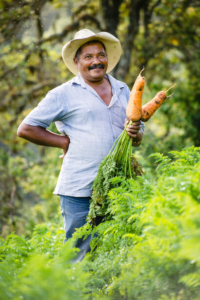 Granjero mostrando las verduras que cosechó