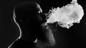 Fumaça de cigarro eletrônico. O cigarro eletrônico, também conhecido como vape ou e-cig, surgiu no mercado como uma alternativa "menos prejudicial" ao cigarro tradicional