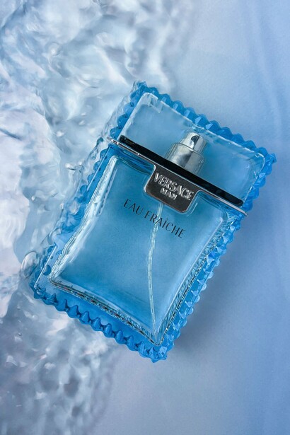 The signature Eau Fraîche bottle immersed in water, reflecting Versace’s sophisticated yet energetic spirit