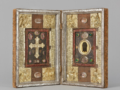 Reliquiendiptychon, zweite Öffnung, Frankreich, 14. Jh., mit späteren Veränderungen, Reliefs: Silber, getrieben und vergoldet; Einband: Samt, Seiden- und Metallstickereien; verschiedene Holzarten, Malerei, Klosterarbeit, Bergkristall, Glas, Hinterglasmalerei, Schmucksteine, Museum Schnütgen, Foto: RBA/P.Schwarz