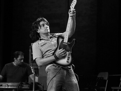 “Mongrel” è il 7° album di John Strada, il primo interamente in inglese, realizzato con la collaborazione di Jono Manson, musicista e produttore americano – Foto di Marco Paltrinieri