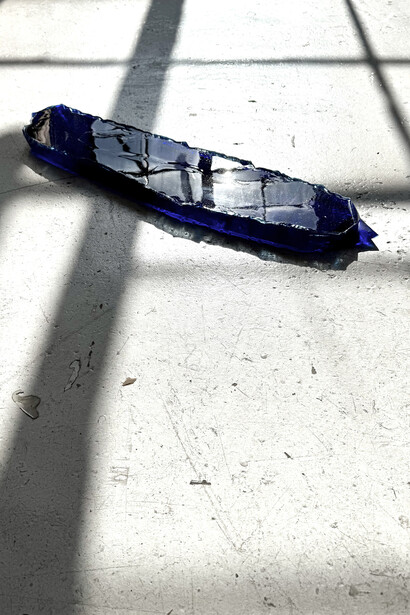 Carrie Yamaoka, Cast bag (blue) (detail), 2025. Courtesy of Hamburger Kunsthalle