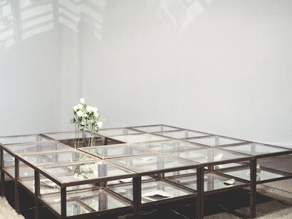 Juego de muda incompleto, 1999. Instalación Salón de Invitados Bienal Escultura de la Cervecería Costa Rica. Archivo del Lado V, Centro de estudio y documentación de TEOR/éTica.