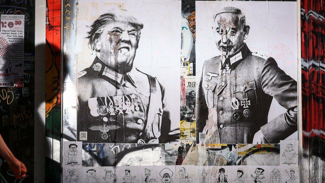 Cartazes retratam o presidente dos EUA, Trump, e o primeiro-ministro israelense, Netanyahu, em uniformes e trajes nazistas