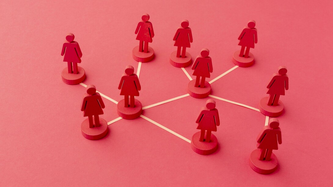 Figure stilizzate sono disposte a formare una rete interconnessa e complessa