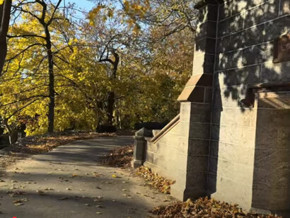 Los personajes de la iglesia neerlandesa, el puente y el cementerio originales siguen presentes en el pueblo y en los relatos, representando a Sleepy Hollow, New York,
 EE. UU.