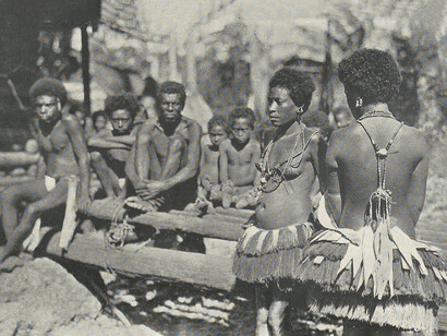 Dos mujeres usando collares, fotografía recuperada de Los argonautas del Pacífico Occidental (1932) de Bronislav Malinowski