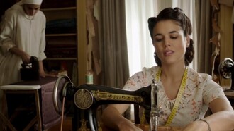 Imagen de la serie televisiva basada en la novela "El tiempo entre costuras"