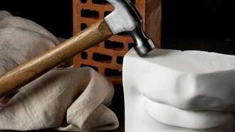 L’arte di Fontana e Matta-Clark apre ferite nello spazio: il primo taglia la tela per liberare la luce, il secondo incide l’architettura per svelare la vita nascosta dietro le strutture