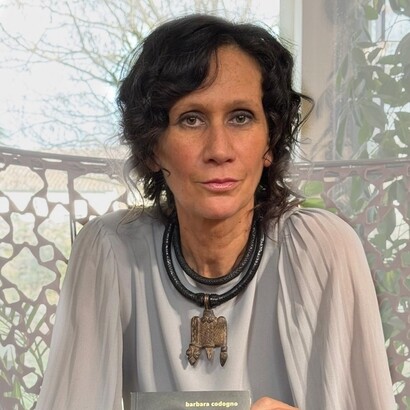 Barbara Codogno, qui in foto, scrive pensando alla voce, alla recitazione e alla resa scenica dei personaggi; ritiene che i suoi libri “debbano essere letti a voce alta”