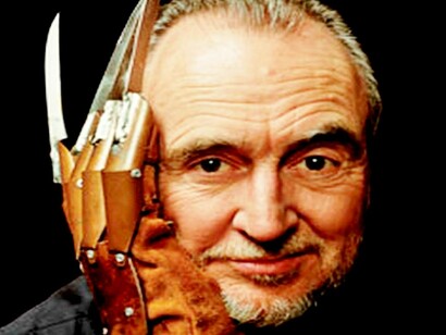 Wes Craven con el guante de Freddy Krueger