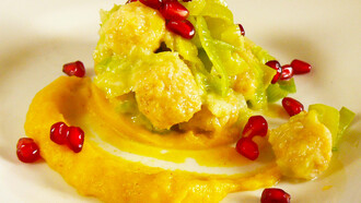 Gnocchi di quinoa e farina di mais con porri, crema  di patate alla curcuma e chicchi di melograno 