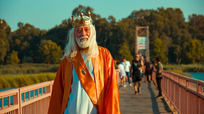 Le poète, devin et roi. Il est entier et juste, il se vit à travers l’autonomie et c’est cela qui établit la vérité, ce qui exile la division, il est vérité, poésie, magie, loi, consistance