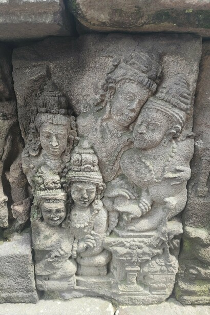 It's possible to “read” the walls by walking clockwise around the temples