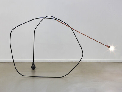 Tatiana Trouvé, I tempi doppi, 2013, Metallo, piatto di rame, vernice, bronzo e lampadina, 107 x 182 x 70 cm, -1, Collezione Giancarlo e Danna Olgiati, Lugano
