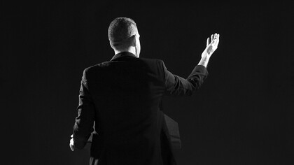 «Estudia el pasado si quieres intuir el futuro»