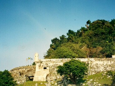 Fortaleza de Santo Antônio de Ratones, ilha de Ratones Grande, SC, Brasil. Construídos desde o século XVI, esses monumentos militares não apenas protegiam o território, mas também se tornaram símbolos da resistência e da identidade cultural brasileira