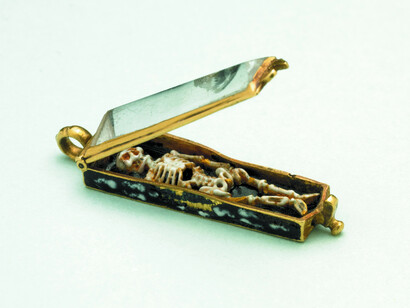 Memento mori pendant France,1500–1600In the late medieval period, reminders that everybody dies helped believers to think of their spiritual rather than worldly wealth. This memento mori pendant contains a tiny skeleton in an enamelled coffin decorated with tongues of fire.© the Trustees of the British Museum
