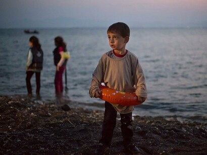Niño sirio recién salido del Mediterráneo
