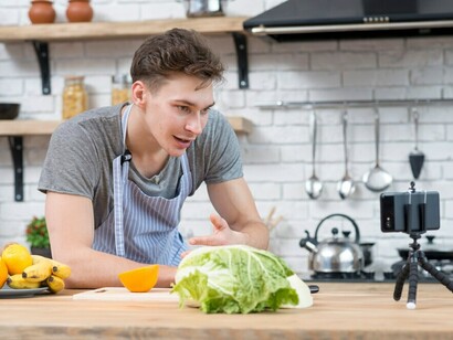 El corpus de composición audiovisual en el vídeo arte se aleja de la tradicional dinámica de alfombra roja del cine